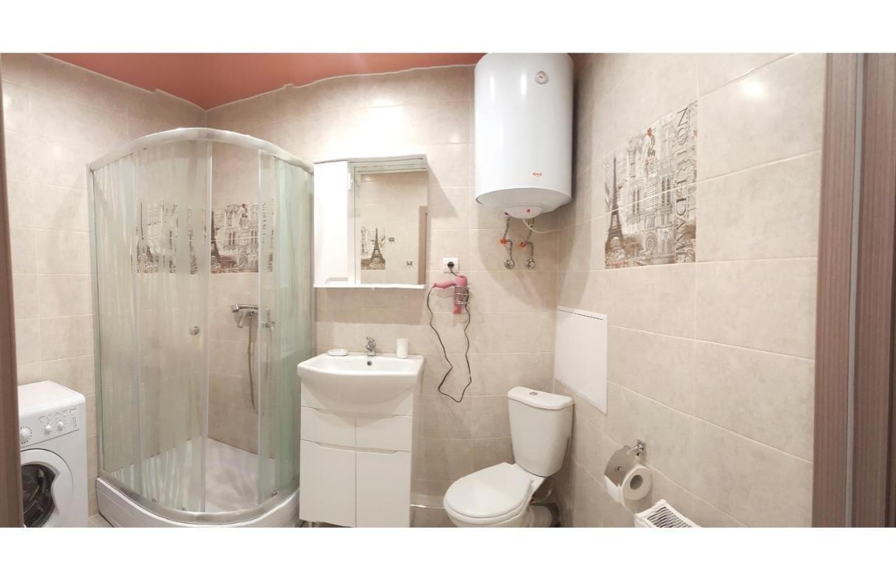 Apartment Near Metro Pozniaky Kyiv Exterior photo